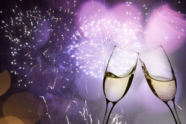 Szklanki z szampanem przeciwko fajerwerkom — Zdjęcie stockowe