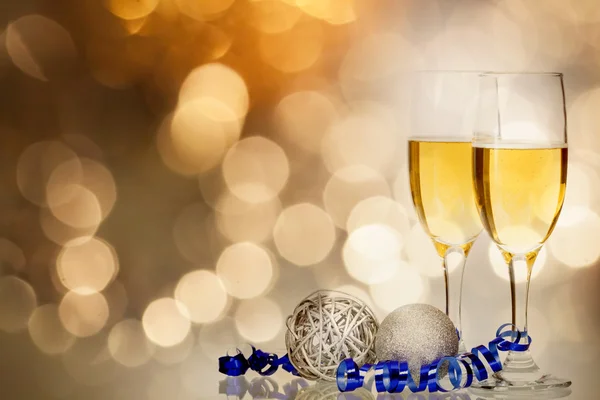 Champagne tegen vakantie licht ang kerstversiering — Stockfoto