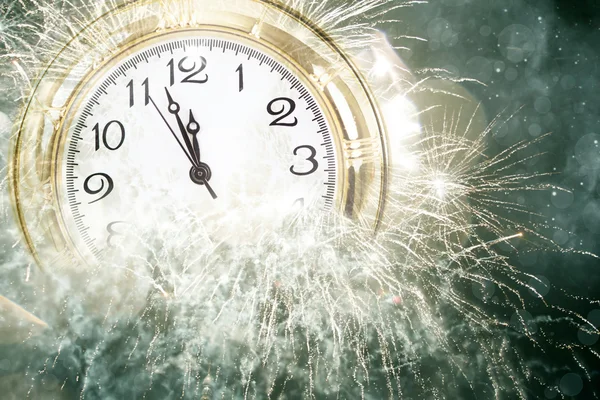 Nouvel An à minuit : Vieille horloge et lumières de vacances — Photo