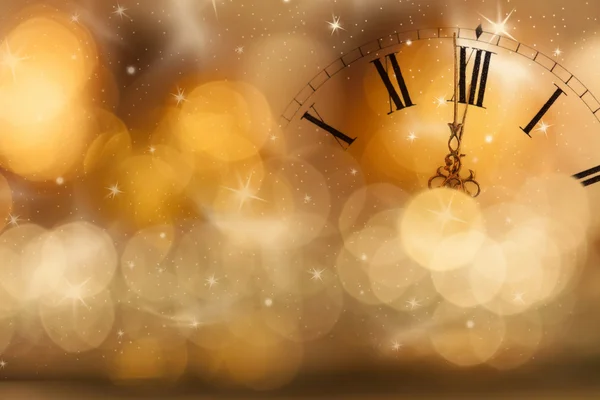 Nieuwjaar middernacht: oude klok en vakantie lichten — Stockfoto