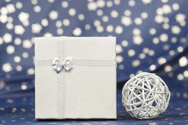 Bolas de Navidad de plata y caja de regalo —  Fotos de Stock