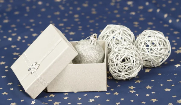 Bolas de Navidad de plata y caja de regalo — Foto de Stock