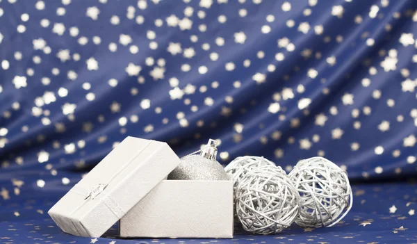 Bolas de Navidad de plata y caja de regalo — Foto de Stock