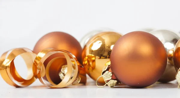 Chiudere su palle di Natale d'oro — Foto Stock
