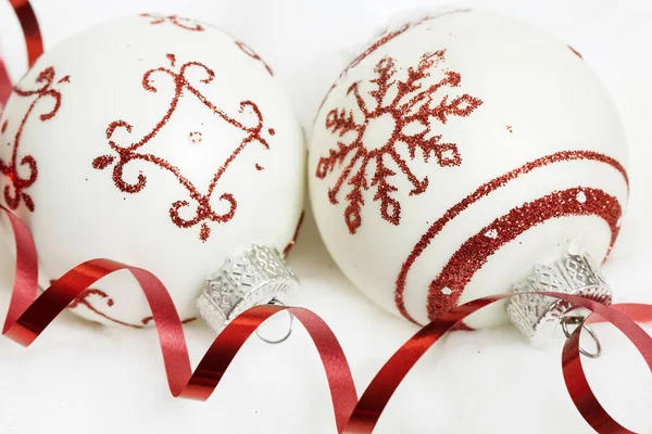 Bianco e rosso palle di Natale isolato — Foto Stock