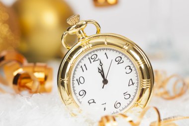 Eski altın saat gece yarısı ve Noel süsleri