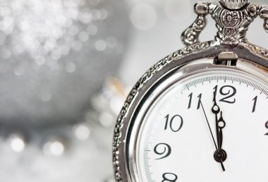 Gece yarısı ve Noel süsleri yakın eski gümüş saat