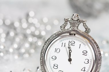 Gece yarısı ve Noel süsleri yakın eski gümüş saat