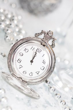 Gece yarısı ve Noel süsleri yakın eski gümüş saat