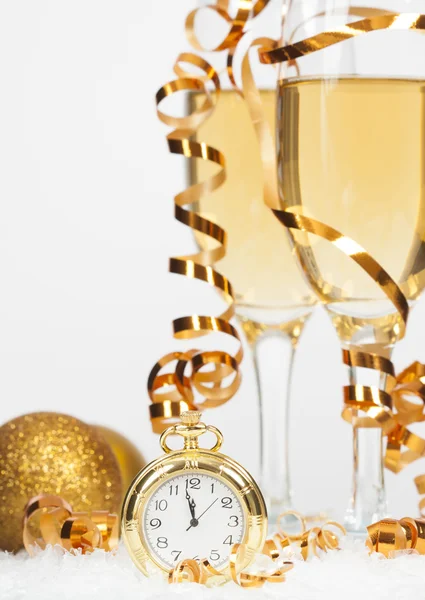 Oude gouden klok dicht bij middernacht en kerstversiering — Stockfoto