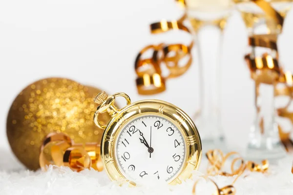 Alte goldene Uhr kurz vor Mitternacht und Weihnachtsdekoration — Stockfoto