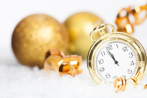 Alte goldene Uhr kurz vor Mitternacht und Weihnachtsdekoration — Stockfoto