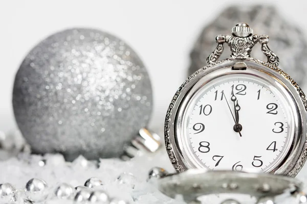 Oude zilver klok dicht bij middernacht en kerstversiering — Stockfoto