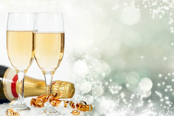 Okulary z szampana i butelki ponad tło wakacje — Zdjęcie stockowe