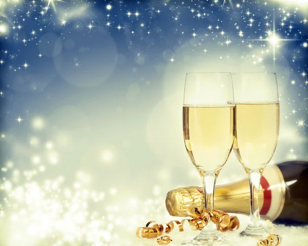 Glazen met champagne en fles op vakantie achtergrond — Stockfoto