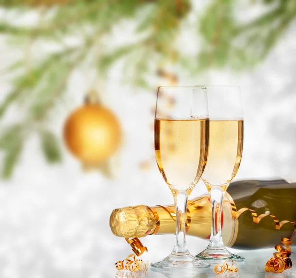 Copos com champanhe e garrafa sobre fundo de férias — Fotografia de Stock