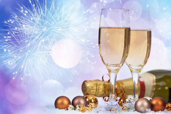 Vasos con champán y botella sobre fondo navideño — Foto de Stock