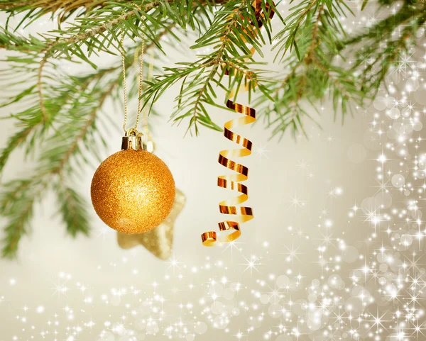 Decoração de árvore de Natal e luzes de férias — Fotografia de Stock