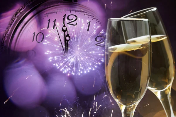 Copos com champanhe e relógio perto da meia-noite — Fotografia de Stock