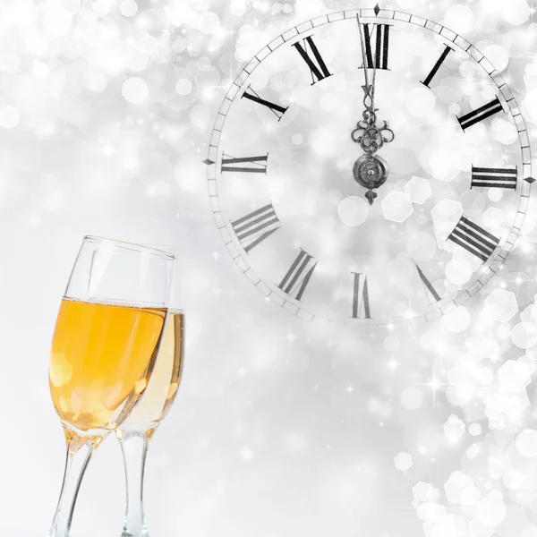眼镜用香槟和时钟关闭至午夜 12 时 — 图库照片