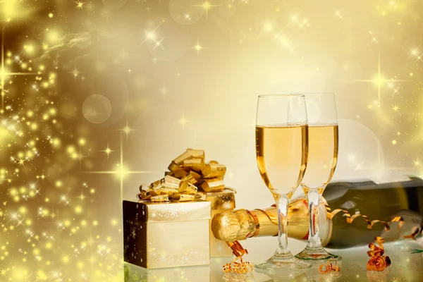 Bicchieri con champagne e bottiglia su sfondo scintillante — Foto Stock