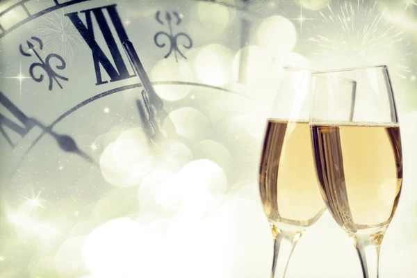 Lunettes avec champagne et horloge vers minuit — Photo