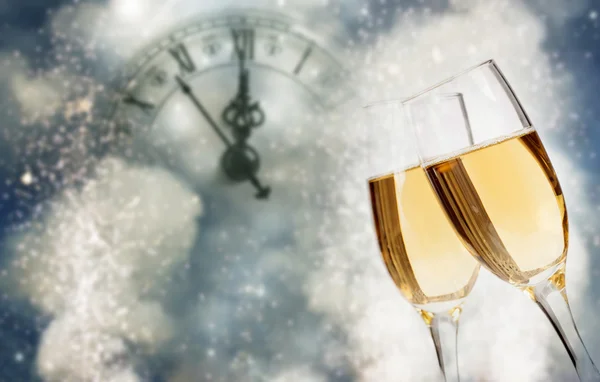 Lunettes avec champagne et horloge vers minuit — Photo