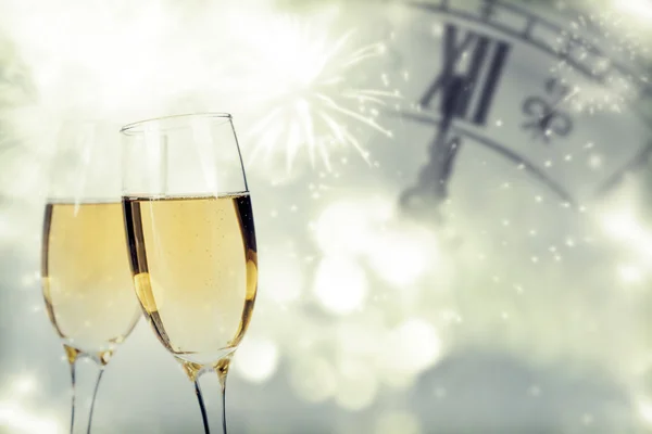 Pohár pezsgővel és közel éjfél óra — Stock Fotó