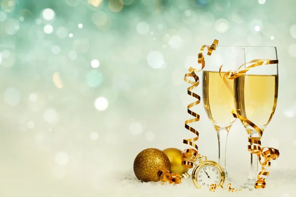 Champagne tegen vakantie licht ang kerstversiering — Stockfoto