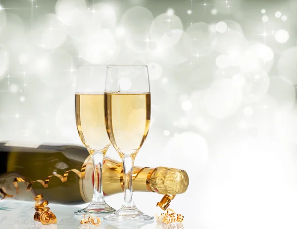 眼镜用香槟和瓶在假日的背景 — 图库照片