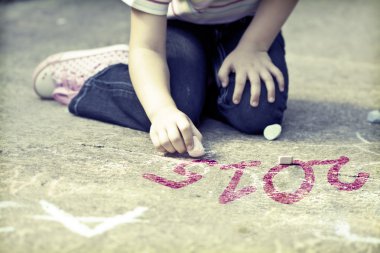 Kız 2015 tebeşir ile yazma