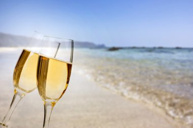 Bardak şampanya sahilde