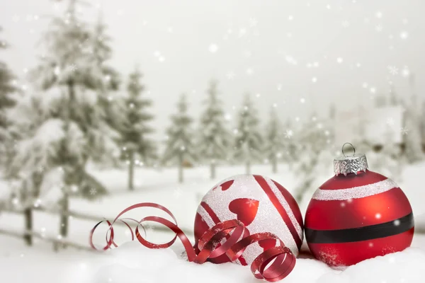 Bolas de Natal na neve — Fotografia de Stock