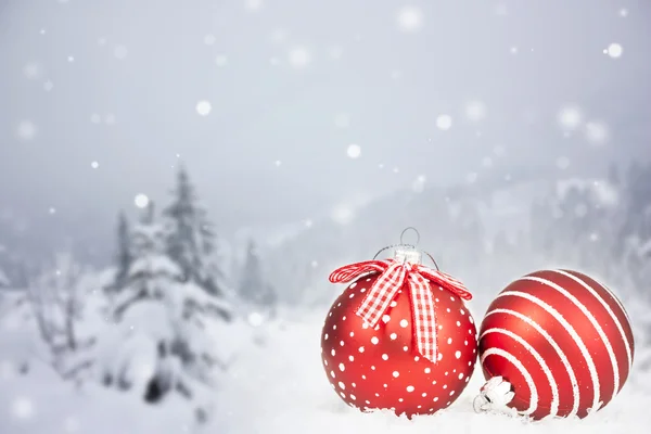 Cartão de Natal com bolas de Natal e árvores nevadas — Fotografia de Stock