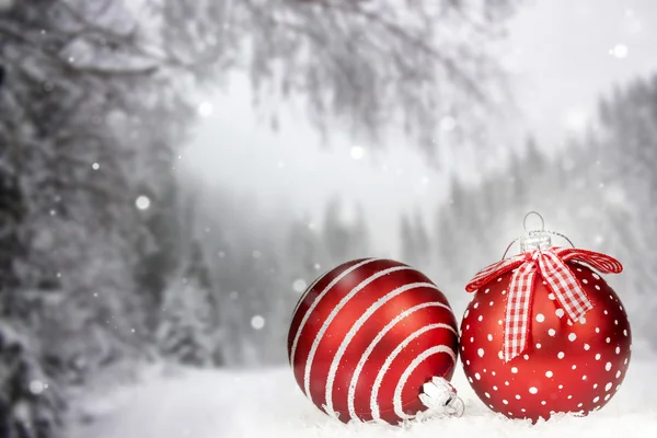 Cartão de Natal com bolas de Natal e árvores nevadas — Fotografia de Stock