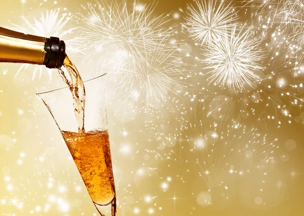 Bicchieri con champagne contro fuochi d'artificio — Foto Stock