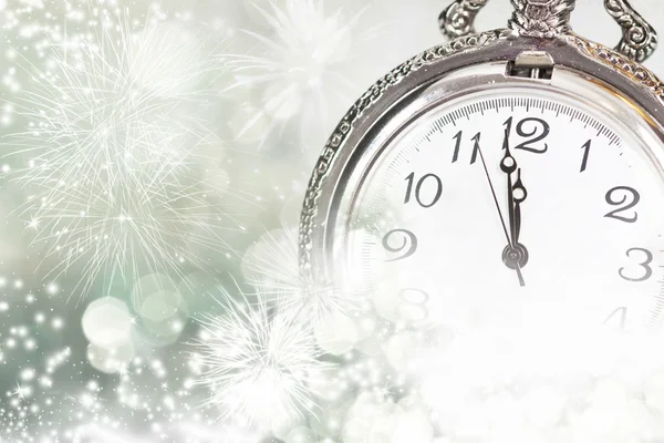 Tarjeta de felicitación de Año Nuevo con reloj vintage y luces navideñas —  Fotos de Stock
