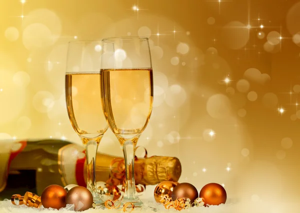 Champagner gegen Feuerwerk und Weihnachtsbeleuchtung — Stockfoto