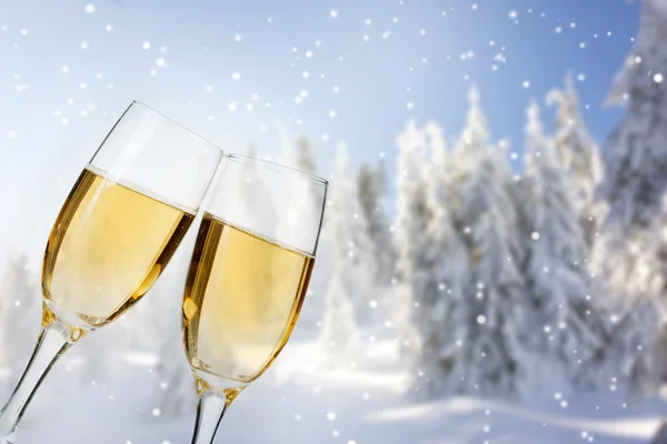 Lunettes avec champagne sur fond d'hiver — Photo