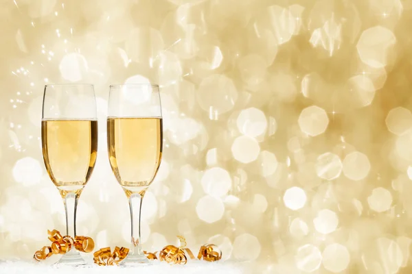 Bicchieri con champagne contro fuochi d'artificio — Foto Stock