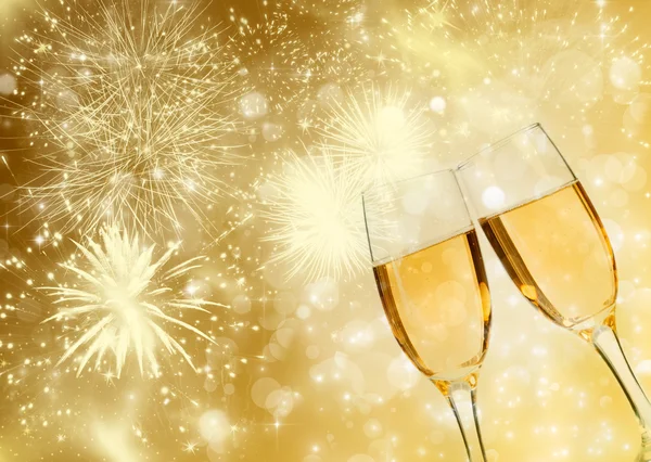 Bicchieri con champagne contro fuochi d'artificio — Foto Stock