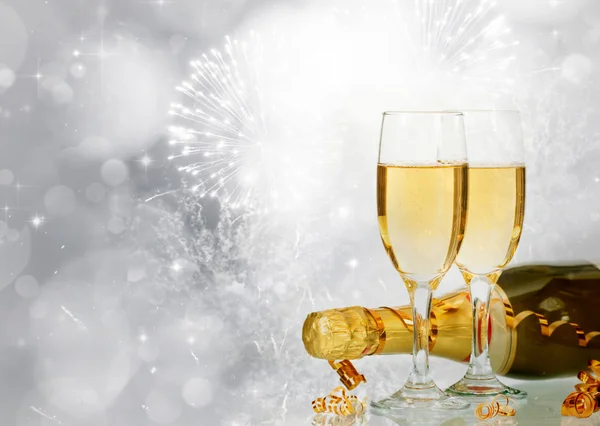 Brýle s šampaňským a láhev — Stock fotografie