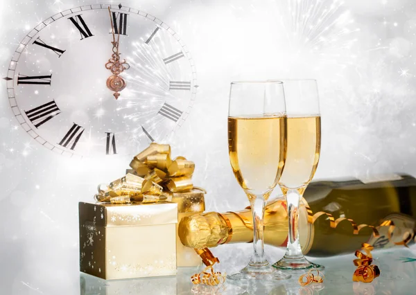Gläser mit Champagner und Flasche — Stockfoto