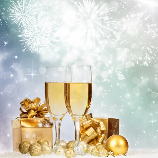Kieliszki z szampanem i pudełkiem prezentów — Zdjęcie stockowe