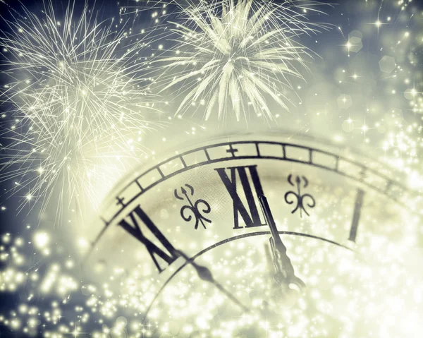 Vecchio orologio con fuochi d'artificio — Foto Stock