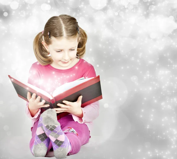 Kind liest magisches Buch — Stockfoto