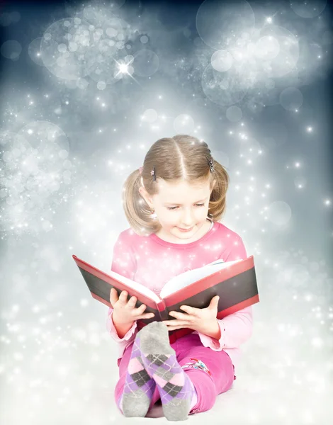 Çocuk sihirli kitap okumak — Stok fotoğraf