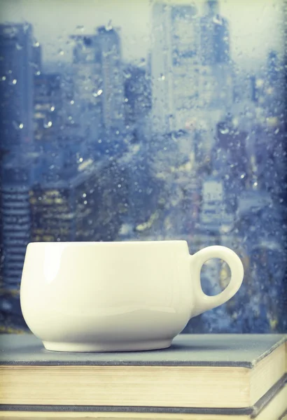 Taza de café en ventana — Foto de Stock