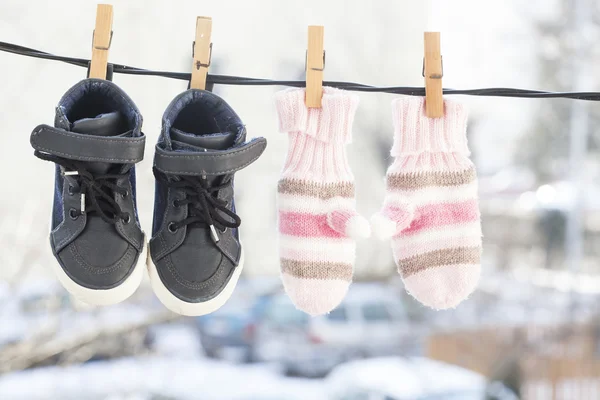 Handschuhe und Schuhe an der Wäscheleine — Stockfoto