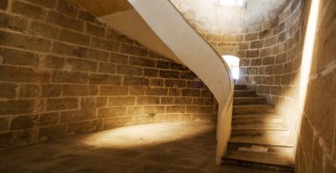 Bir kalede eski merdiven